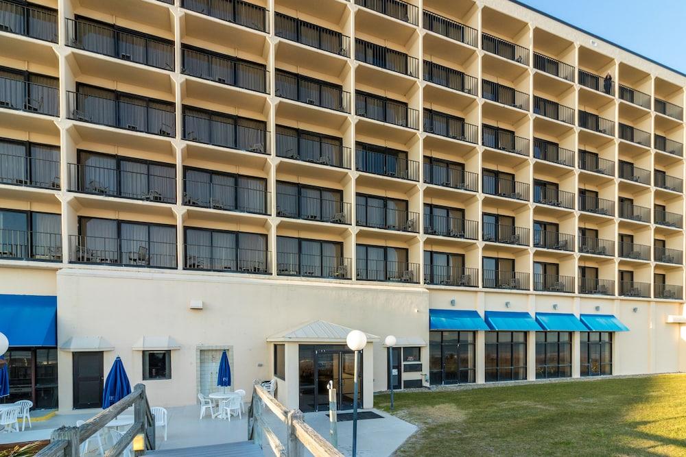 Crystal Coast Oceanfront Hotel Pine Knoll Shores Exteriör bild