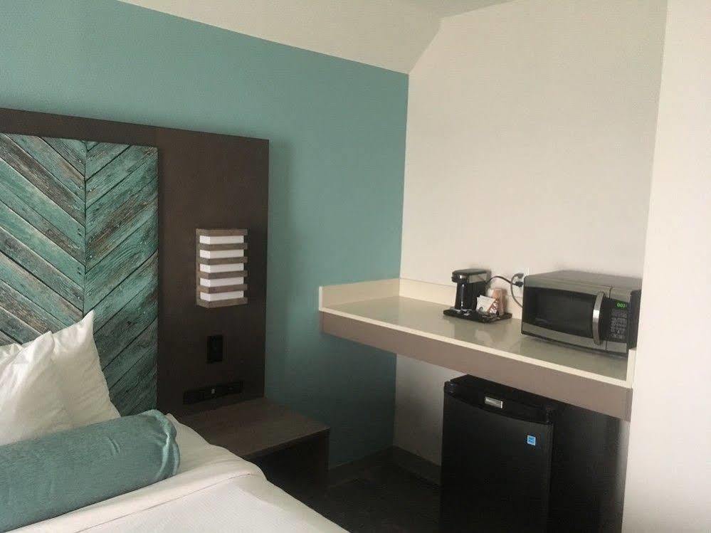 Crystal Coast Oceanfront Hotel Pine Knoll Shores Exteriör bild