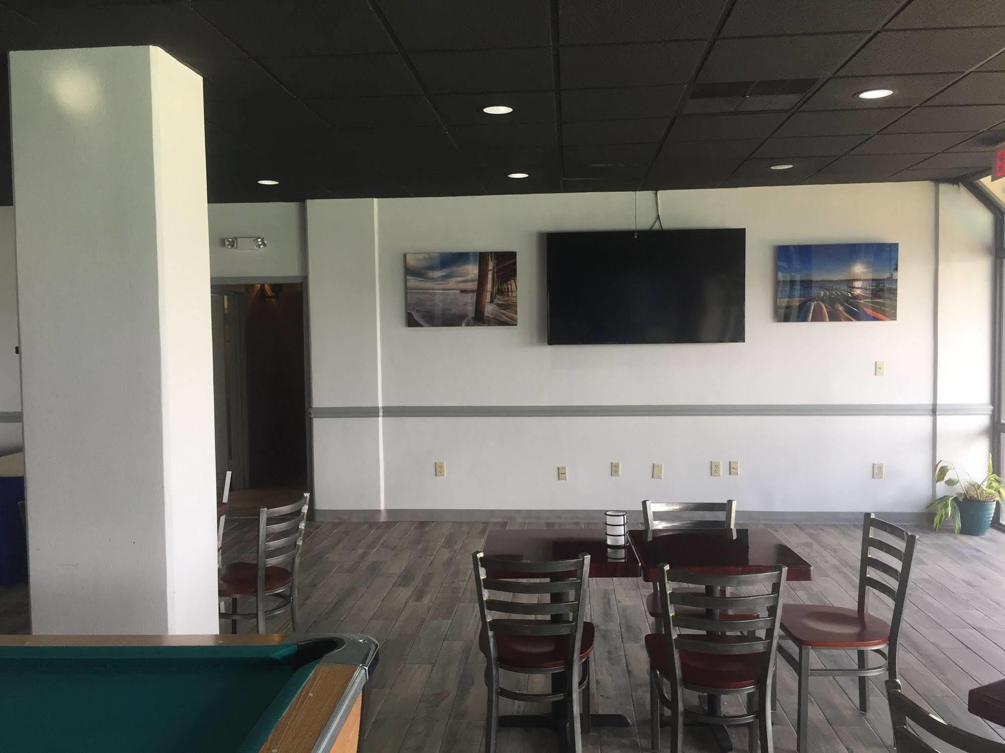 Crystal Coast Oceanfront Hotel Pine Knoll Shores Exteriör bild