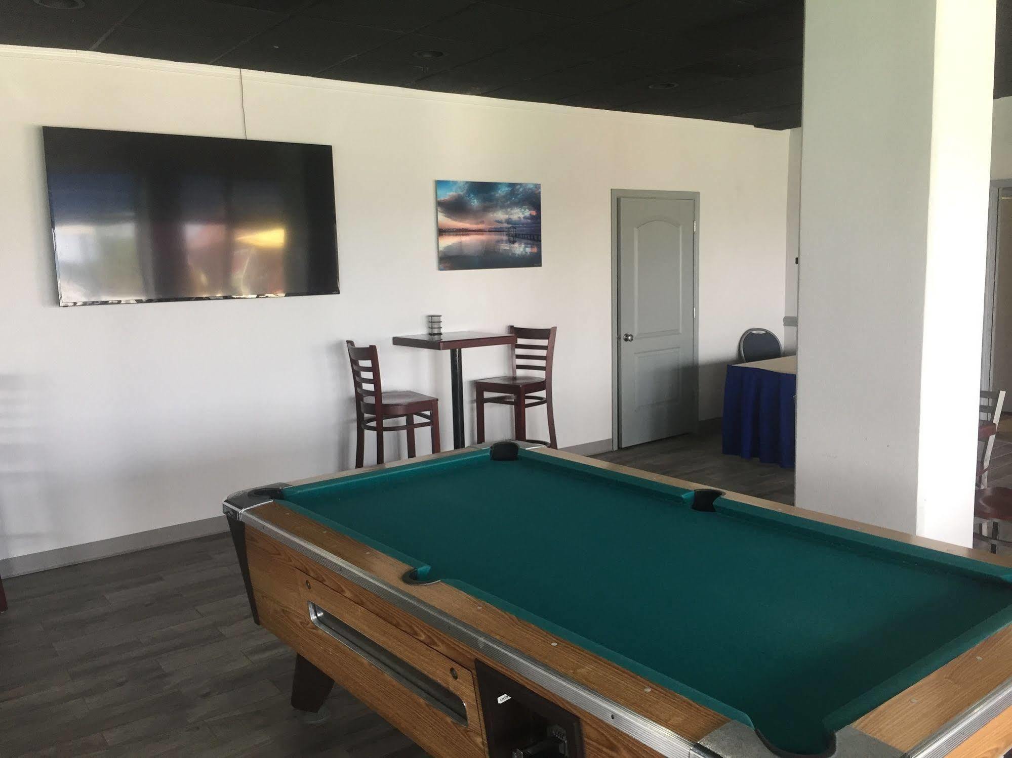 Crystal Coast Oceanfront Hotel Pine Knoll Shores Exteriör bild
