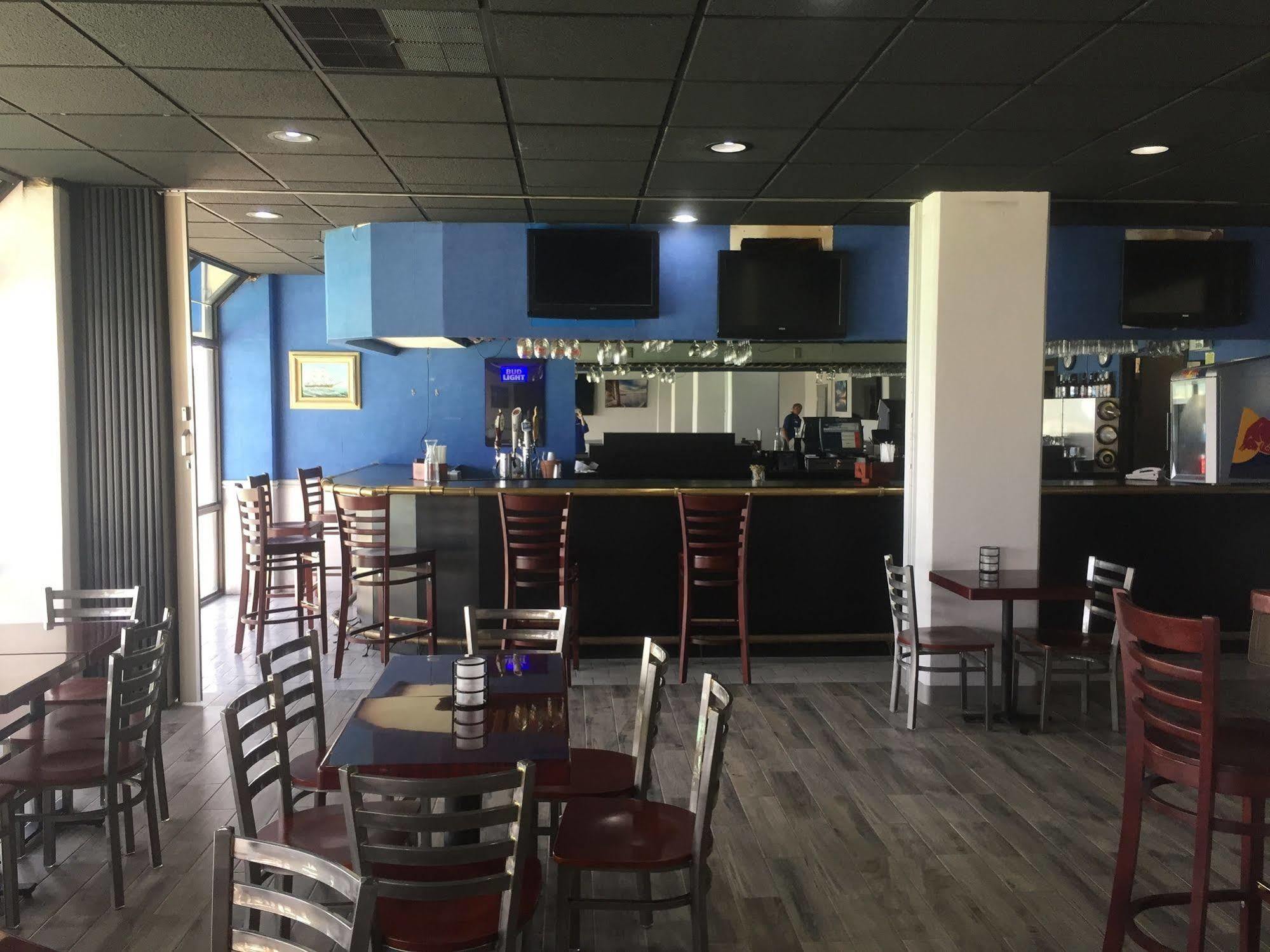 Crystal Coast Oceanfront Hotel Pine Knoll Shores Exteriör bild
