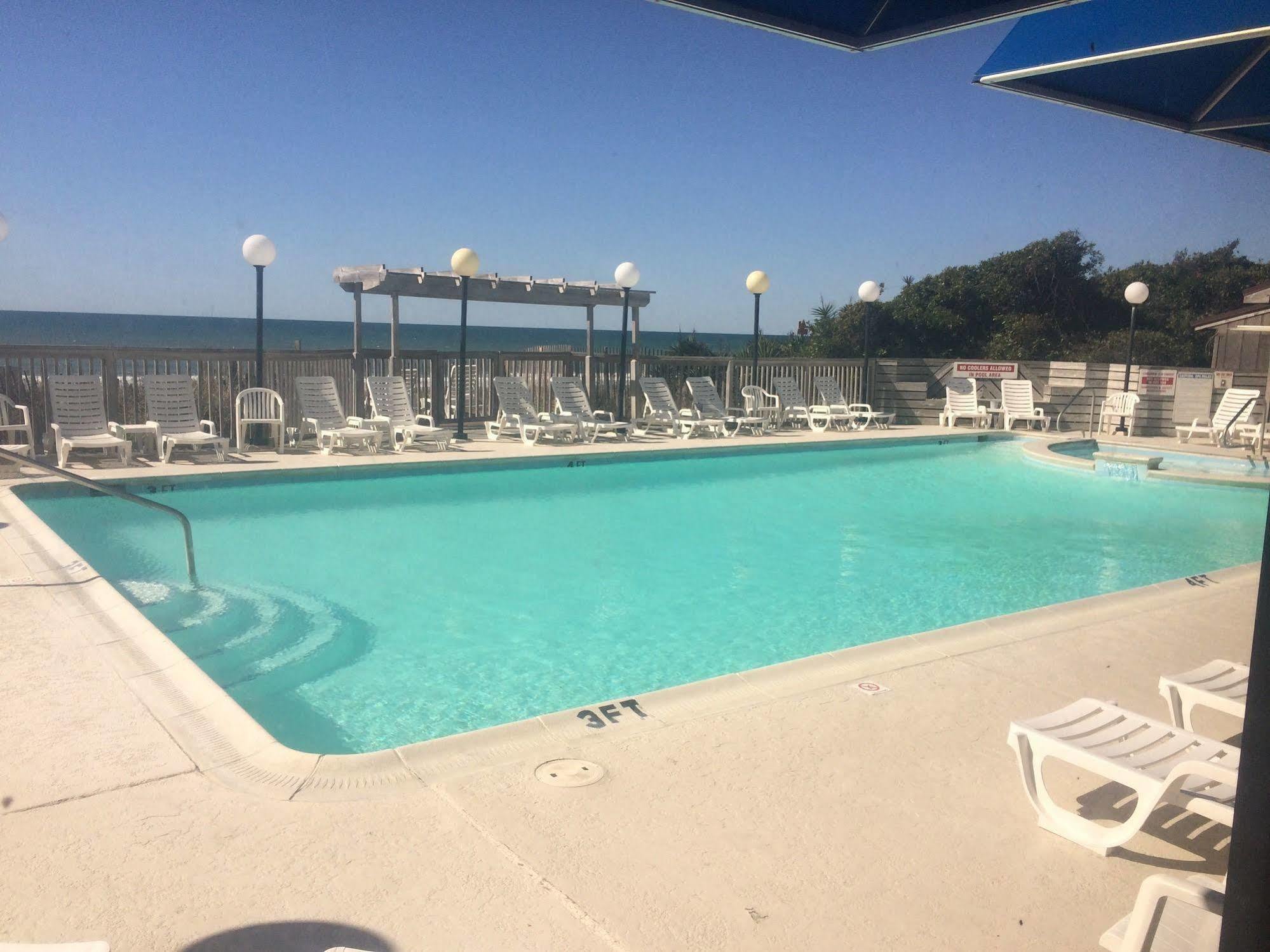 Crystal Coast Oceanfront Hotel Pine Knoll Shores Exteriör bild