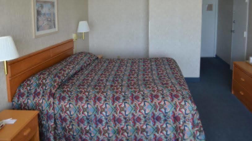 Crystal Coast Oceanfront Hotel Pine Knoll Shores Exteriör bild