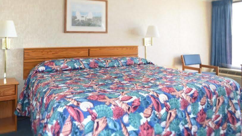 Crystal Coast Oceanfront Hotel Pine Knoll Shores Exteriör bild